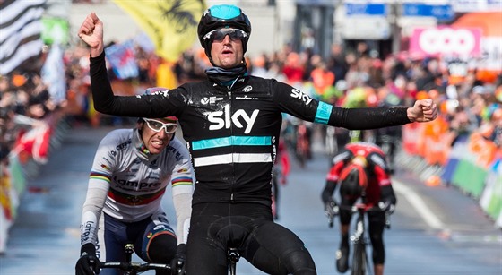 Wout Poels z týmu Sky triumfáln dojídí do cíle klasiky Lutych-Bastogne-Lutych.