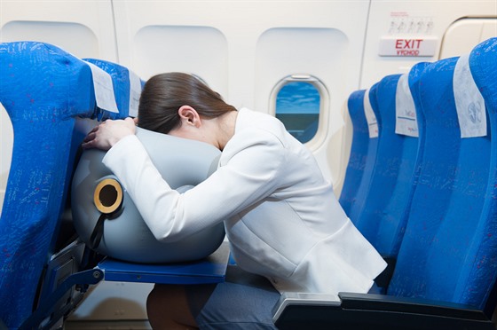 Cestovní poltá má usnadnit odpoinek a spánek v letadle.