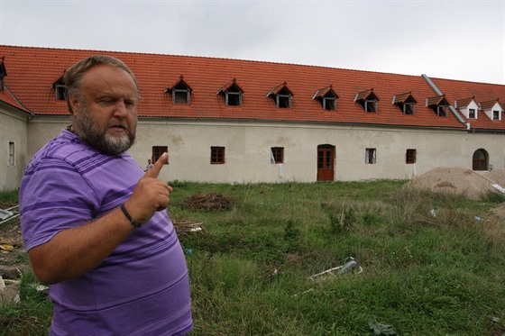 Miroslav Trejbal na podzim 2013 opravil stáje, kde chce sklady a muzeum...