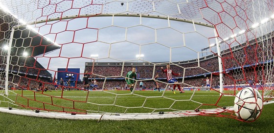 MÍ V SÍTI BAYERNU. Atlético vede díky tref Saúla ígueze.