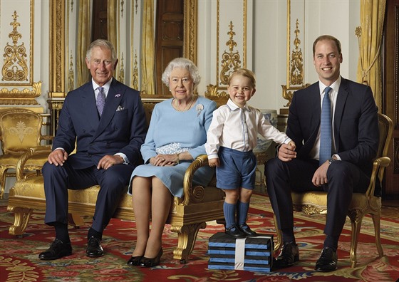 Princ Charles, královna Alžběta II., princ George a princ William na společném...