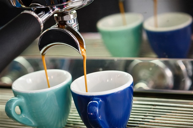 Srovnání kávovarů: Vyplatí se kapsle, nebo automat na zrnka?