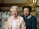 Krlovna Albta II. a jej dcera princezna Anna na Windsorskm zmku na...