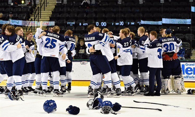 Hokejisté Finska do 18 let slaví titul mistr� sv�ta.