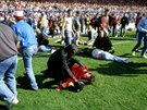 Tragédie na stadionu Hillsborough, kde v roce 1989 zahynulo v tlaenici 96 lidí