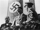 Kvten 1934. Adolf Hitler ení na Tempelhofer Feld.