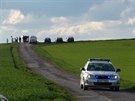 Policisté vyetují záhadnou smrt a zranní v polích mezi obcemi Bukovno a...
