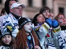 Fanouci Bílých Tygr sledovali penos estého zápasu play off hokejové...