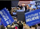 Prezidentský kandidát Bernie Sanders s manelkou