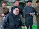 Severokorejský vdce Kim ong-un pi cviném odpálení balistické rakety z...