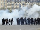 Policisté zasahovali slzným plynem proti demonstrantm v Paíi (28. dubna 2016)
