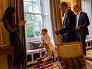 Princ George se houpe na koni, kterého v minulosti dostal od Baracka Obamy....