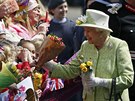 Britská královna Albta II  se ve Windsoru zdraví s lidmi u píleitosti svých...