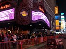 Pouta Hard Rock Cafe na Times Square v New Yorku se vzpomínkou na zpváka...