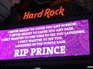 Pouta Hard Rock Cafe na Times Square v New Yorku se vzpomínkou na zpváka...