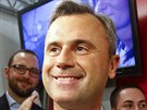 Norbert Hofer slaví vítzství v prvním kole rakouských prezidentských voleb