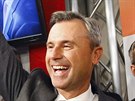 Norbert Hofer slaví vítzství v 1. kole rakouských prezidentských voleb...