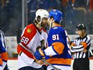 Gratuluju! Jaromír Jágr podává po prohrané sérii play-off s New York Islanders...