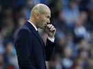 Zinedine Zidane, trenér Realu Madrid, zamylen sleduje své svence v zápase s...
