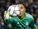 Keylor Navas, branká Realu Madrid se natahuje po míi v zápase proti...