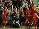 Útoník Liverpoolu Divock Origi (vpravo) a jeho gólová radost v derby proti...