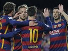 Fotbalisté Barcelony se radují z gólu Lionela Messiho (zády).