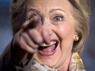 Prezidentská kandidátka Hillary Clintonová pi pedvolebním mítinku se svými...