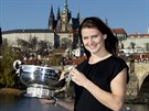 Tenistka Lucie afáová s pohárem za vítzství ve Fed Cupu. (16. listopadu 2015)