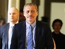 Ministr obrany Martin Stropnický pichází na jednání soudu s údajným útoníkem...