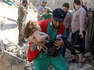 Následky náletu na historické centrum Aleppa, je drí povstalci (28. dubna...