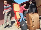 Sthování iráckých uprchlík do byt v eském Tín v roce 2016