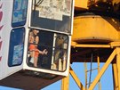 Markéta Skoepová v kabin ve výce kolem 40 metr nad zemí ovládá jeáb pomocí...