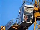 Markéta Skoepová v kabin ve výce kolem 40 metr nad zemí ovládá jeáb pomocí...