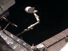 Modul Beam bhem instalace na ISS, 16. dubna 2016. Zatím je stále ve sloeném...