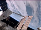 Nákladní lo Dragon kotví u ISS (10. dubna 2016). Rameno vykládá zatím sloený...