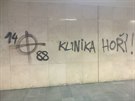 Vandalov popsali vestibul stanice metra Karlovo nmst neonacistickmi...