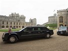 Americký prezident Barack Obama s manelkou pijídí na hrad Windsor na obd s...
