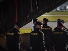 Devtadvacet policist na praském letiti Kbely nastupuje do letadla, které je...