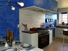 V kuchyni pouila designérka Brit Kleimanová Avo run malované kachliky na...