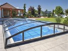 Nízké zastřešení bazénu lze využít na jakékoliv zahradě, barevně jej...
