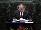 Za Slovensko podepsal klimatickou dohodu prezident Andrej Kiska (22. dubna...