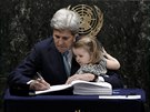 Americký ministr zahranií John Kerry drel pi podepisování nové klimatické...