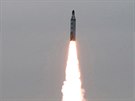 Test balistick rakety v KLDR. Snmek zveejnila severokorejsk agentura KCNA v...