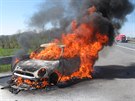 Na dálnici D35 vzplálo kvli technické závad auto. Boj s plameny hasim...