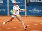 Andrea Hlaváková zahrává forhend v kvalifikaci turnaje J&T Banka Prague Open.