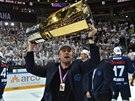 JE TO NAE! Liberecký trenér Filip Peán se raduje s trofejí pro vítze...