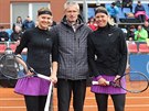 ÚSMVY PED ZAÁTKEM. Lucie afáová (vlevo) a Lucie Hradecká ped startem...
