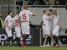 Fotbalisté Sevilly se radují z gólu do sít achtaru Donck.