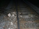 Vlak u Hradce Krlov narazil do kamen na kolejch (27.4.2016).