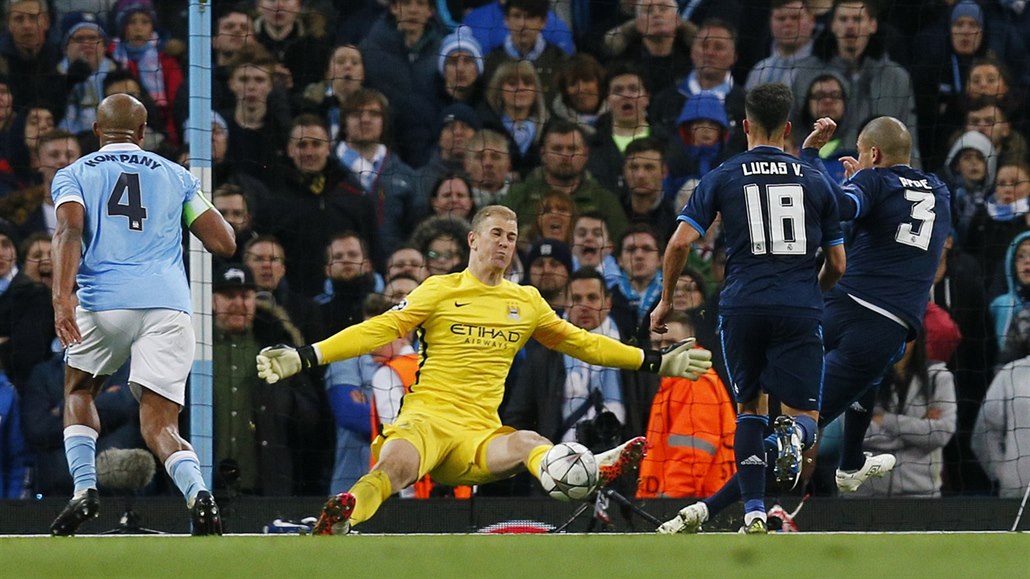 TO CHYTNU! Joe Hart, branká� Manchesteru City, vybíhá proti st�ele Pepeho a...